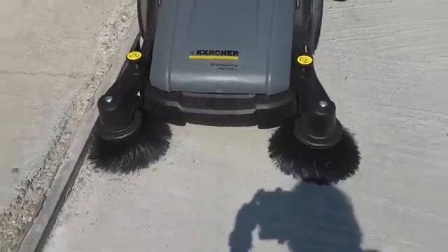 Jak działa zamiatarka ręczna Karcher 70/20C смотреть онлайн