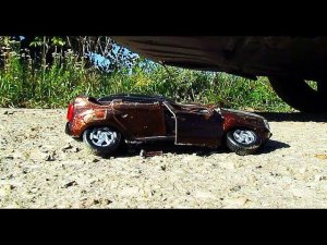 Переехал и раздавил  Рено Дастер / Duster игрушечную машинку модельку настоящим автомобилем.