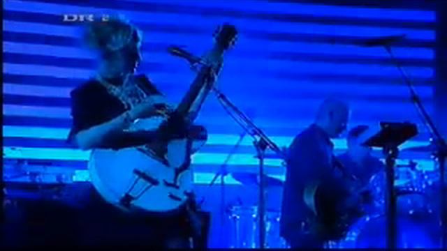 Massive Attack Featuring Stephanie Dosen - Teardrop (Live)