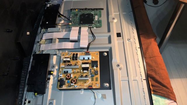 Разборка телевизора Samsung (снятие задней крышки на защелках без болтов) смотреть онлайн