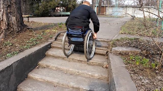 Как подняться по лестнице, если ты в коляске. How to climb a ladder if you're on the wheelchair смотреть онлайн