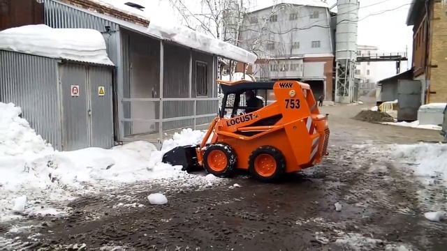 Мини погрузчик. Уборка территории в стеснённых условиях! смотреть онлайн