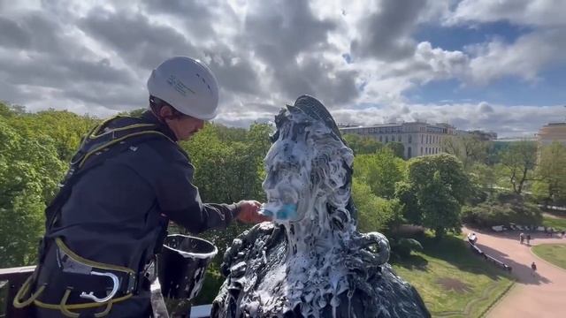 В Петербурге художники-реставраторы провели профилактический уход памятника Екатерине II смотреть онлайн