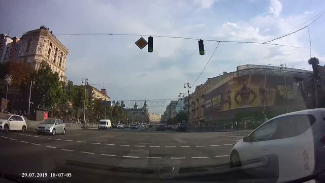 Uber едет на красный сигнал светофора. Киев, Украина смотреть онлайн