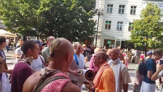 ЕС Бхактивайбхава Свами красиво поет || Ратха Ятра || часть 12 смотреть онлайн