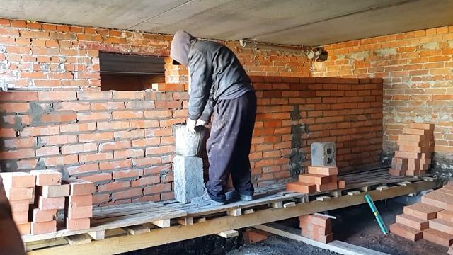 Кладка перегородки из кирпича.
