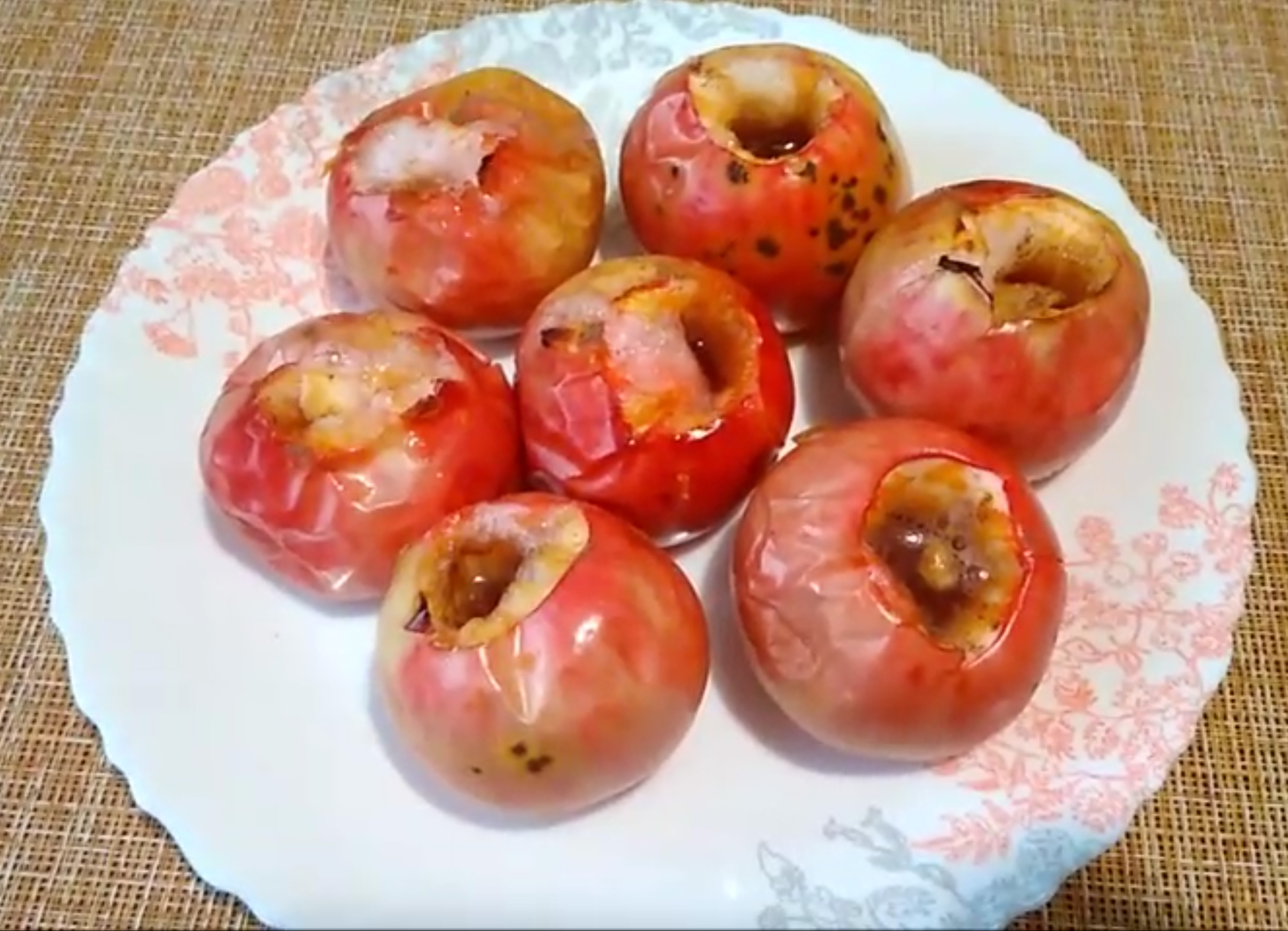 Запечённые яблоки с мёдом и корицей.mp4 смотреть онлайн