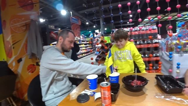 Купили дисплей в корпус компьютера. ТРЦ Blockbuster Mall