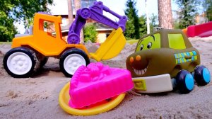 Песочница для самых маленьких. Ищем машинки в песочнице и лепим куличики. Чаепитие для игрушек