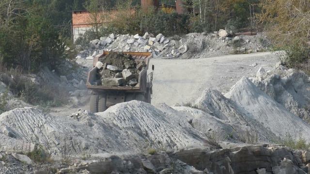 Самосвал для суровых условий БЕЛАЗ-7540 спуск и подъем в карьере смотреть онлайн