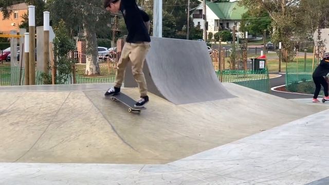 SYDNEY'S NEW SKATE PLAZA IS RAD смотреть онлайн