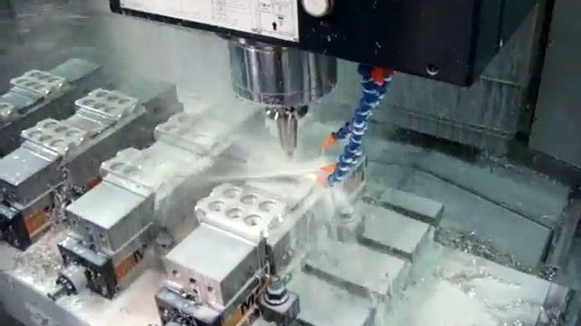 Вертикально-фрезерный обрабатывающий центр Pinnacle LV85 смотреть онлайн