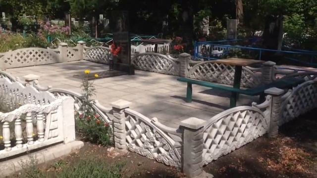 Ограда на кладбище из верхней плиты бетонного забора смотреть онлайн