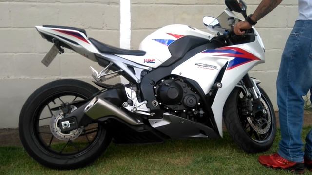 CBR 1000RR FIBREBLADE - ESCAPE ORIGINAL x ESCAPE ESPORTIVO HURRICANE EVOLUTION смотреть онлайн