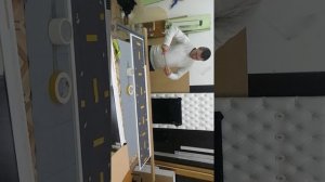 Как наклеить большое зеркало на дверь?