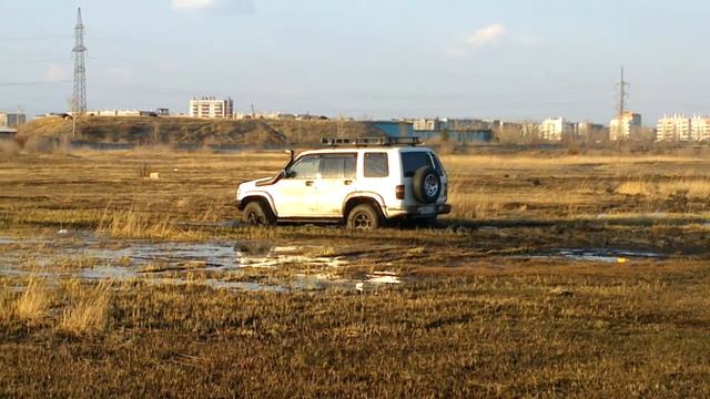 Opel Monterey застрял в грязи