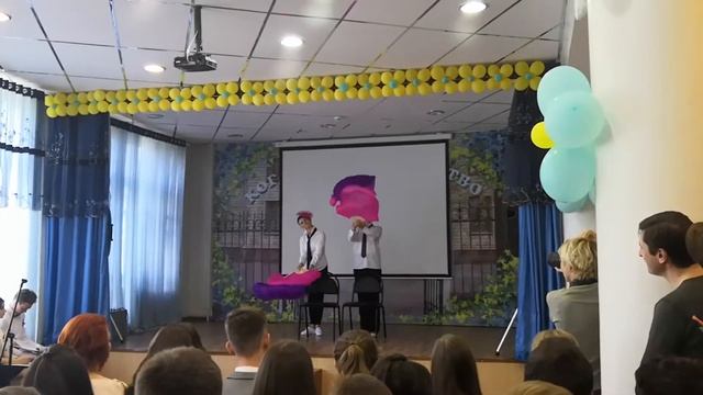 Танго - Крутой Танец учителей на последний звонок со стульями и веерами-вейлами best смотреть онлайн
