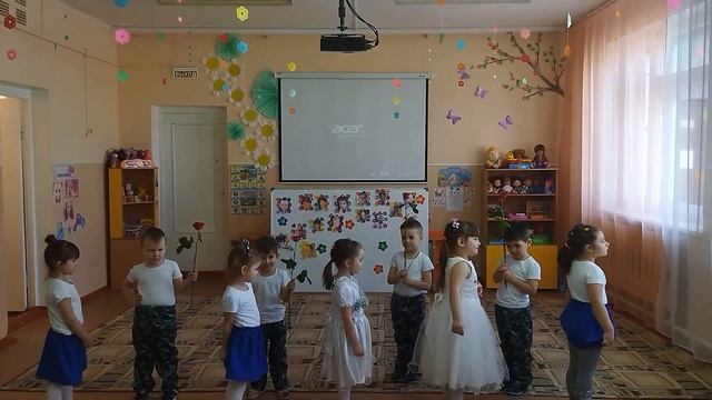 Мальчики поздравляют девочек на 8 марта, младшая группа. смотреть онлайн