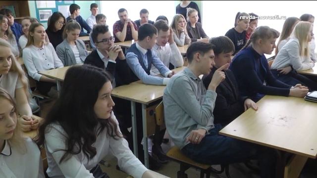 О наказах, деньгах и долге. Два депутата Ревды вернулись в школу смотреть онлайн