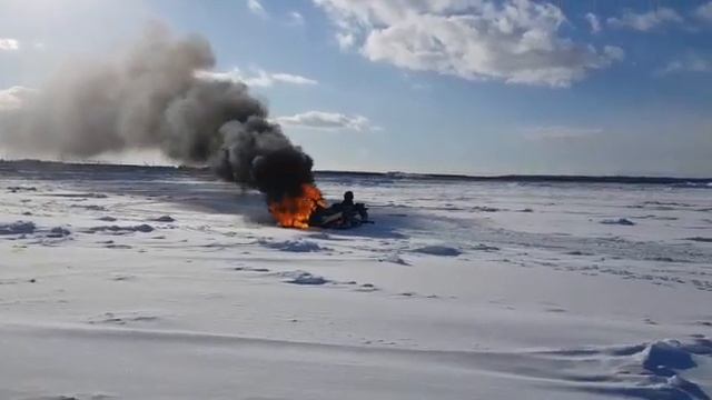 Снегоход сгорел на льду залива Мордвинова в Корсаковском районе смотреть онлайн