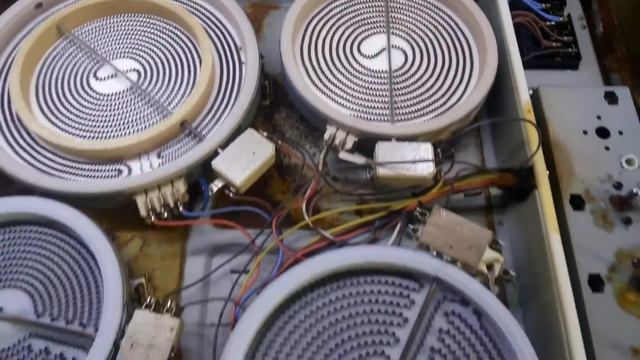 Поломка переключателя с расширением 50.55021.100 в плите Аристон через 10 лет эксплуатации смотреть онлайн