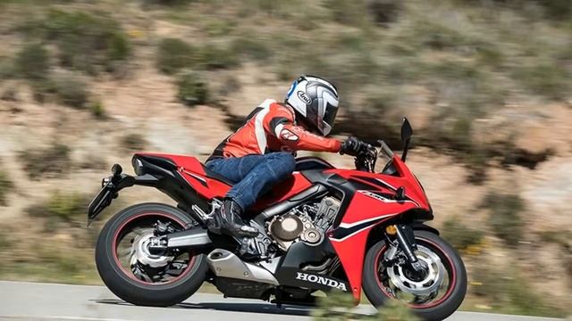 Spectacular!! Look First Rides Honda CB650F And CBR650F смотреть онлайн