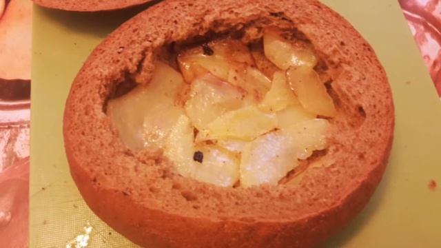 Индейка с яйцом в хлебном горшочке