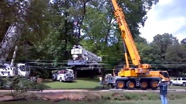 2 100 ton AmQuip Liebherr cranes lifting a 30 ton crane out of the ditch! смотреть онлайн