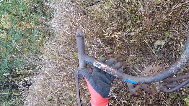 Вдоль поля. Среди мусора. Время на коп ограничено смотреть онлайн