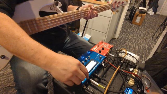 Lunch time with the Roland BOSS GM-800 Guitar Synthesizer - BASS setup смотреть онлайн