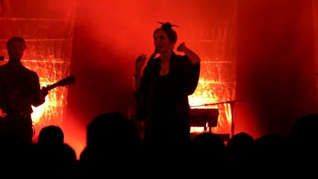 Nina Persson: Love has left the room (A Camp) -- live in Berlin смотреть онлайн