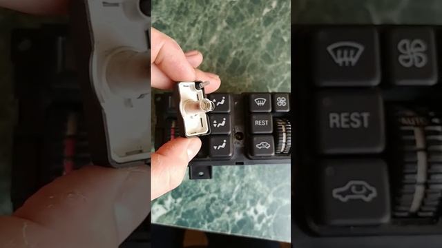 Замена лампочек в климат контроле на Mercedes W140 смотреть онлайн