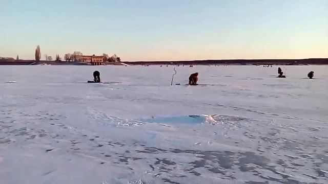 ПЕРВЫЙ ВЕСЕННИЙ УИКЕНД НА РЫБАЛКЕ ЛЁД ЕЩЁ 40СМ смотреть онлайн