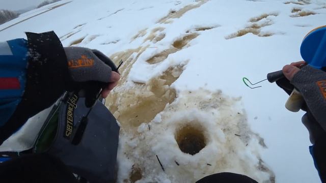 ЭТА МОРМЫШКА ДОЛЖНА БЫТЬ у КАЖДОГО / ОКУНЬ и ПЛОТВА на БЕЗМОТЫЛКУ смотреть онлайн