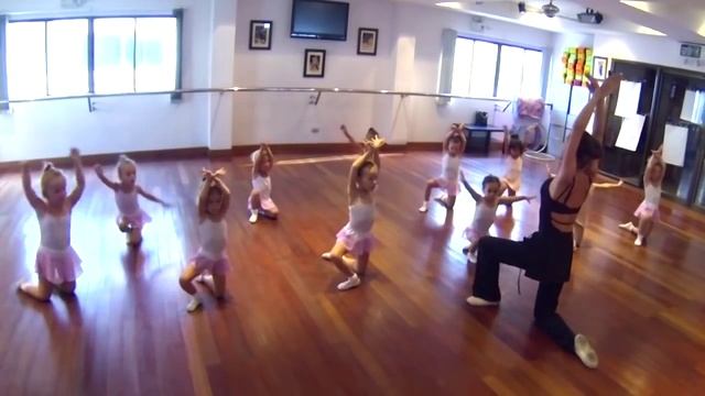 Открытый урок в школе балета "Росинка". Паттайя. Февраль 2014 г. смотреть онлайн