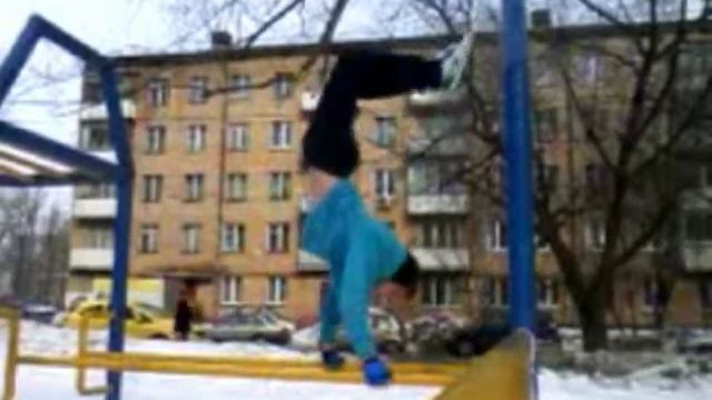 Стойка на брусьях. смотреть онлайн