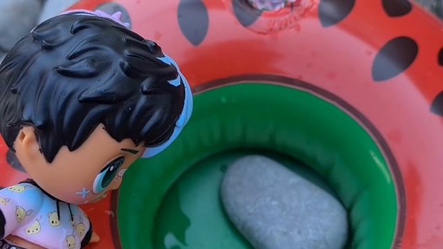 ЧУТЬ НЕ УТОНУЛИ! Куклы лол сюрприз Гай и Цветочек свидание на море! Мультики с куклами Даринелка