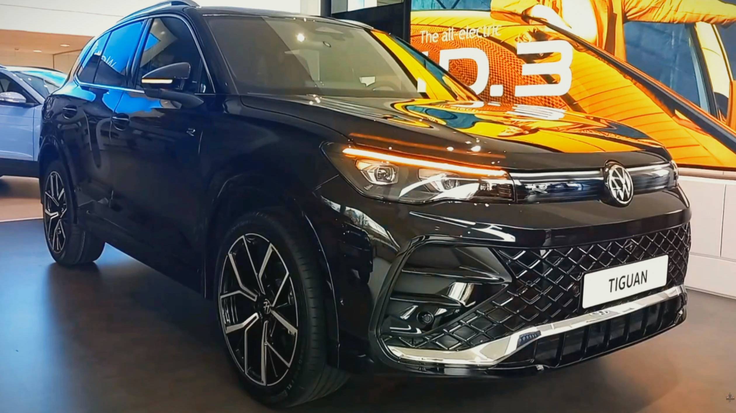 "Volkswagen Tiguan R-Line 2024": Обзор экстерьера и интерьера смотреть онлайн