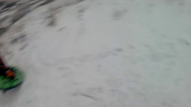 Катаемся зимой с горки на бубликах. смотреть онлайн