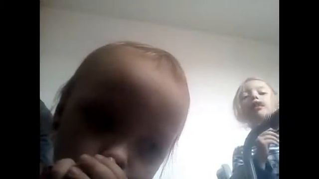 Акустическая комната. Дети играют на губных гармошках. смотреть онлайн