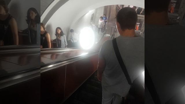 Метро Шаболовская -- улица и внутри Москва смотреть онлайн