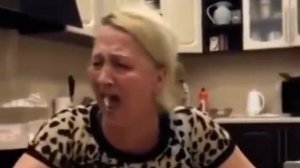 Баба ржет за столом (женщина смеётся за столом)