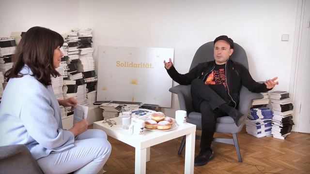 Café Julius mit Aleksey Igudesman | April 2022 смотреть онлайн