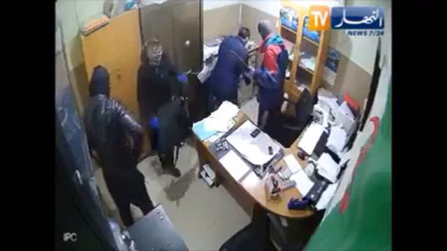 Incroyable braquage à Bouira filmé par des caméra de surveillance ! смотреть онлайн