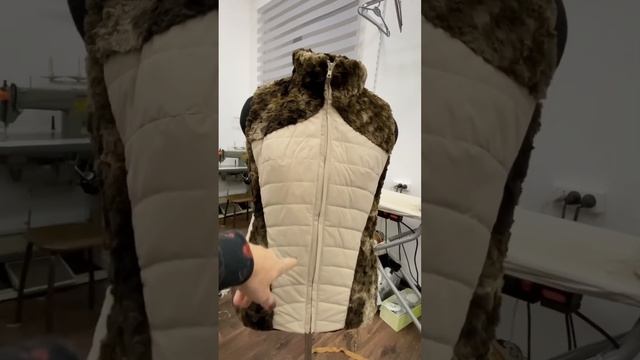 Перешиваем ветровку в жилет с добавлением искуственного меха смотреть онлайн
