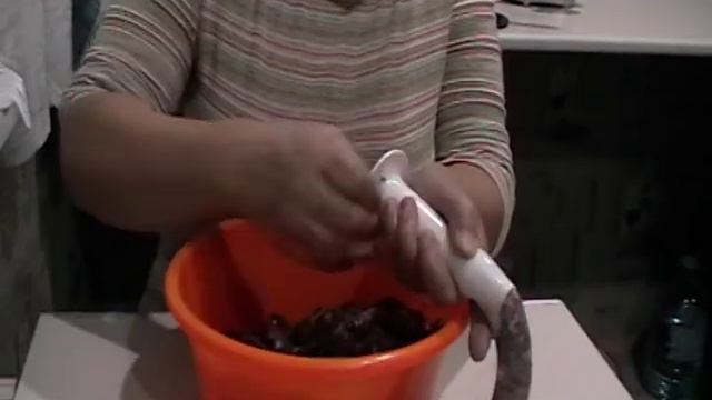 Хозяйство Елены Мороз. Набиваем и готовим колбасу смотреть онлайн