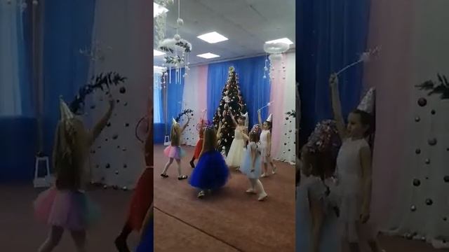 Выход мальчика и девочки, стихи и танец Фей "Чудеса" подготовительная группа "Звёздочка" смотреть онлайн