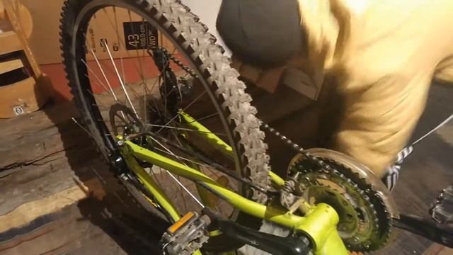 Смазываем цепь велосипеда с помощью смазки для цепей EFELE смотреть онлайн