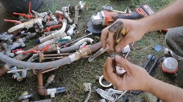 ЛАТУННАЯ ЛИХОРАДКА. МУСОР В ДЕНЬГИ. ГДЕ ВЗЯТЬ ЛАТУНЬ. ЛАТУНЬ ИЗ САНТЕХНИКИ. ДОБЫВАЮ ЛАТУНЬ. ЦВЕТМЕТ