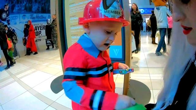 РОБЕРТ СОБИРАЕТ КОНФЕТЫ НА ХЕЛЛОУИН смотреть онлайн